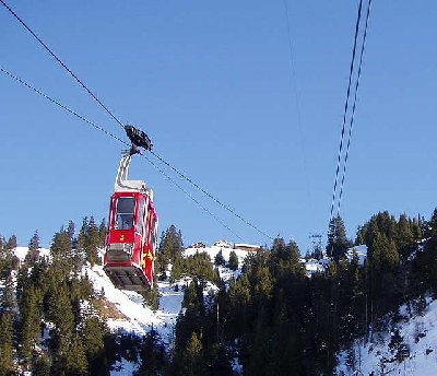 Sektion 2 ebenfalls mit 8er Kabinen die Luftseilbahn Riedlig-Biel