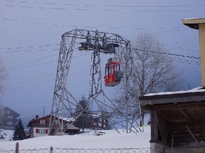Luftseilbahn Brügg-Riedlig mit 8er Kabinen Stützen sind noch die alten aus den 50er Jahren