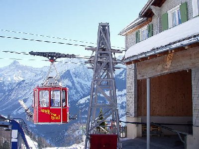 Schräg ins Haus gebaut Talstation und Stütze 1 der 2. Sektion
