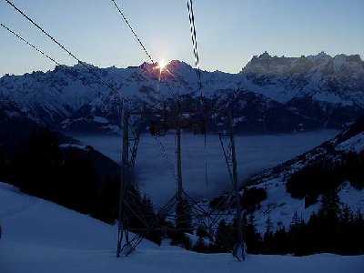 ....Danach 24h mit Jeton für 20 Franken eine Kabinen Bergfahrt (8 Personen maximal) 20 durch 8