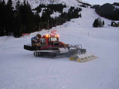 PB 240 D mit Schneekanone an der Talstation des Idealhanglifts