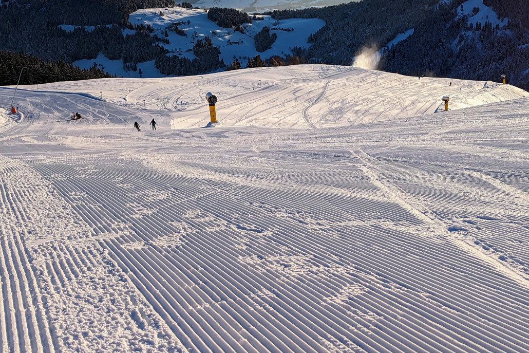 Oben am Hartkaiser, Verzweigung Talabfahrt 80 und Almbahn 98.