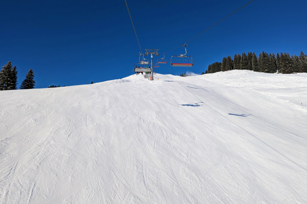 In der Köglbahn. Hier jetzt auch die direkte rote Abfahrt geöffnet (im Foto rechts vom Lift). Ging sehr gut!