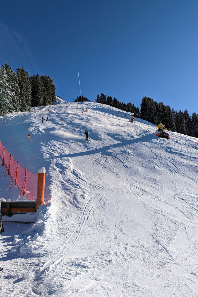 Alpenrosenabfahrt (110) direkt vor der Sonn-Alm. Sieht hier schon etwas wild aus, ging aber gut. Auf der harten, aber hier (noch?) meist griffigen Piste eine schöne Schicht weicher Maschinen-Schnee - daher etwas hügelig.