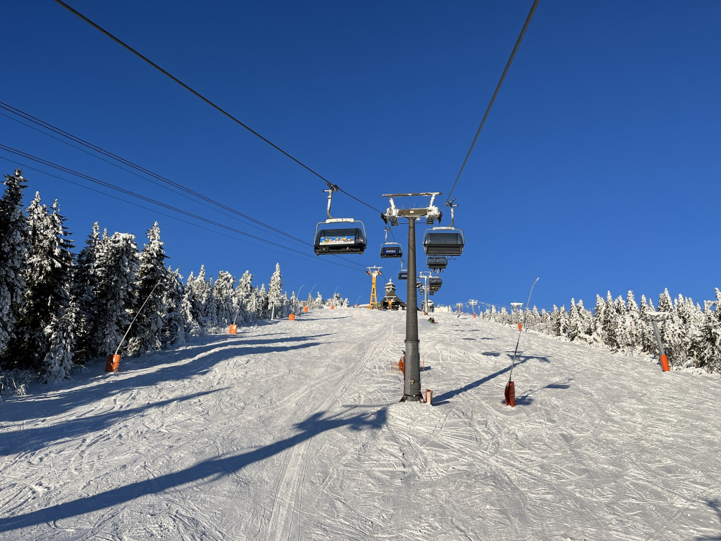 ein paar Schneihaufen gibt es, aber für die Fläche reicht das nicht