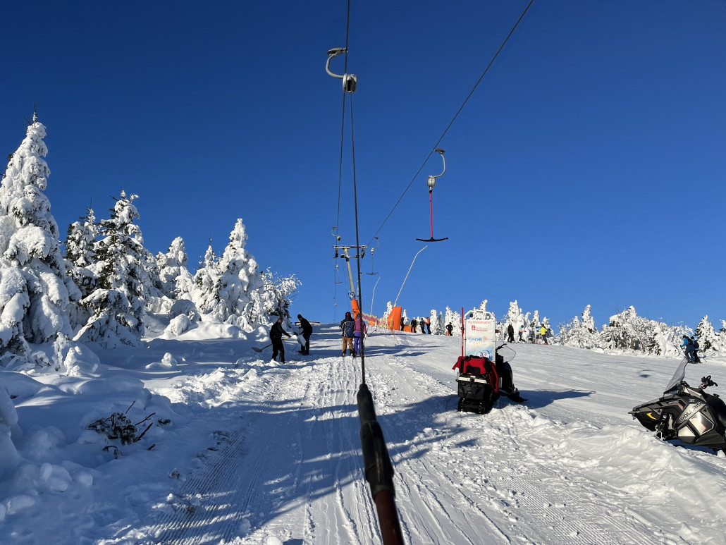 Bergstation am Kleinen Fichtelberg in Sicht