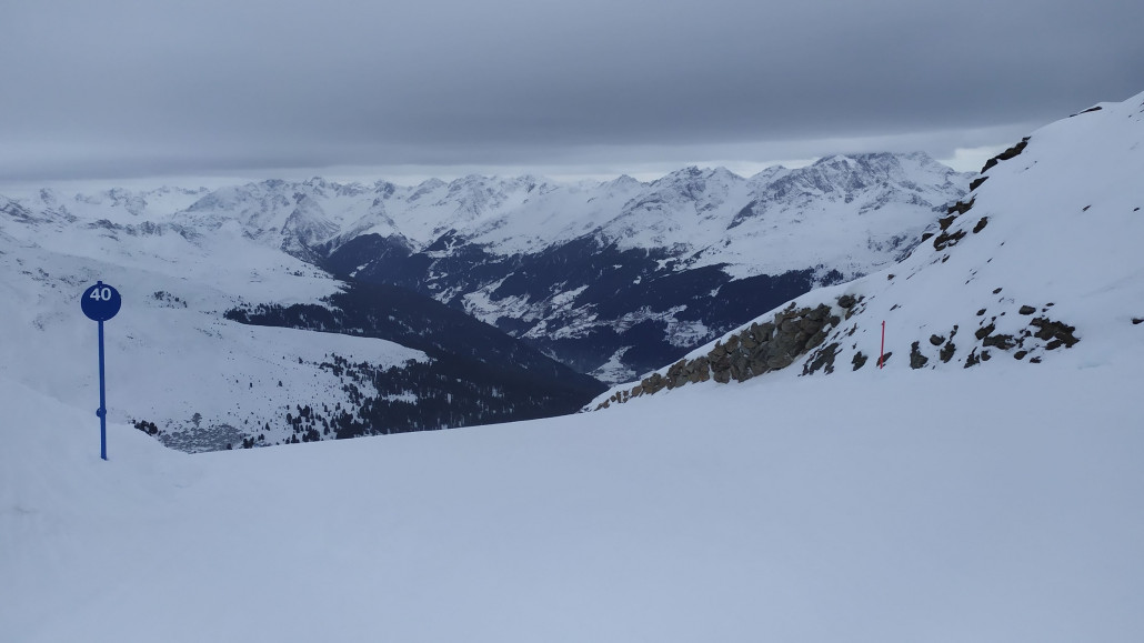 Aussicht von der Bergstation der neuen Gondel. Blick ins Paznaun, eine hohe Wolkenschicht versteckt die Sonne.