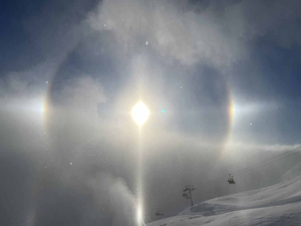 Der Nebel und die Sonne produzierten am Samstag immer wieder interessante Phänomene. Zum Beispiel hatte es beispielsweise fast permanent ein Halo im Bereich der Bergstation Lavoz.