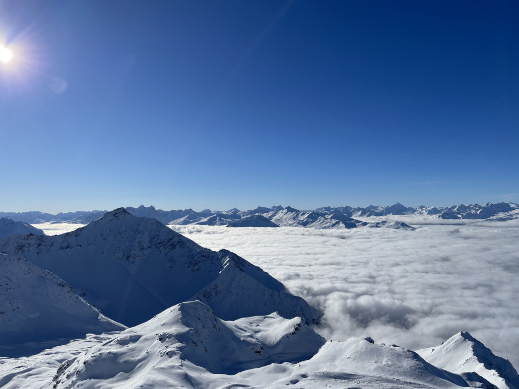 Auf dem Rothorn hingegen eröffnete sich ein wunderbarer Blick über den Nebel. Wir fuhren hoch, um auf dem Gipfel zu essen. Leider mussten wir wieder mit der Bahn runter, da die Schneelage keine Öffnung der Piste zuliess. Vor wenigen Jahren hätte mich dieser Umstand noch fürchterlich aufgeregt. Mittlerweile sehe ich dies deutlich entspannter. So gehe ich halt oben in Restaurant, geniesse das Essen und die Aussicht und fahre wieder mit der Bahn herunter. Was solls...
