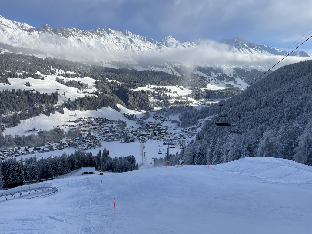 Pradaschier. Samstags mehrheitlich unter dem Nebel und im Schatten. Dadurch war es bitterkalt. Piste gut (oben) bis ok (unten), zudem leer.
