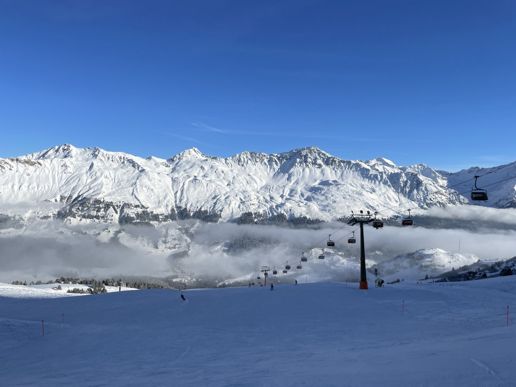 Stätzertäli. Am Nachmittag richtig leer. Die Piste war aufgrund des ersten Betriebstags noch unrihig und knollig.