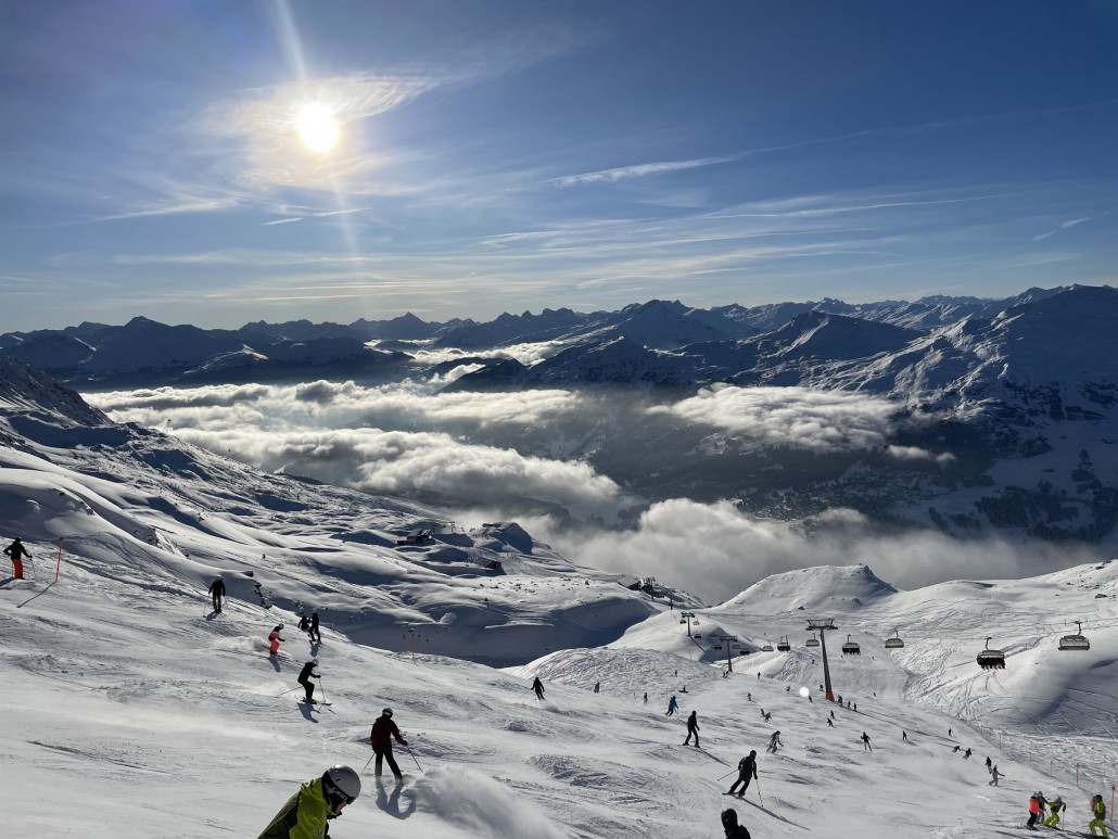 Angekommen am Urdenfürggli, traf uns anch der leeren Westseite fast der Schlag - wobei ich mir den Füllungsgrad durchaus in diesem Rahmen vorgestellt hatte. Eine Fahrt genügte aber, es war einfach zu voll. Die Piste empfand ich als völlig in Ordnung und die Aussicht entschädigte so einiges.