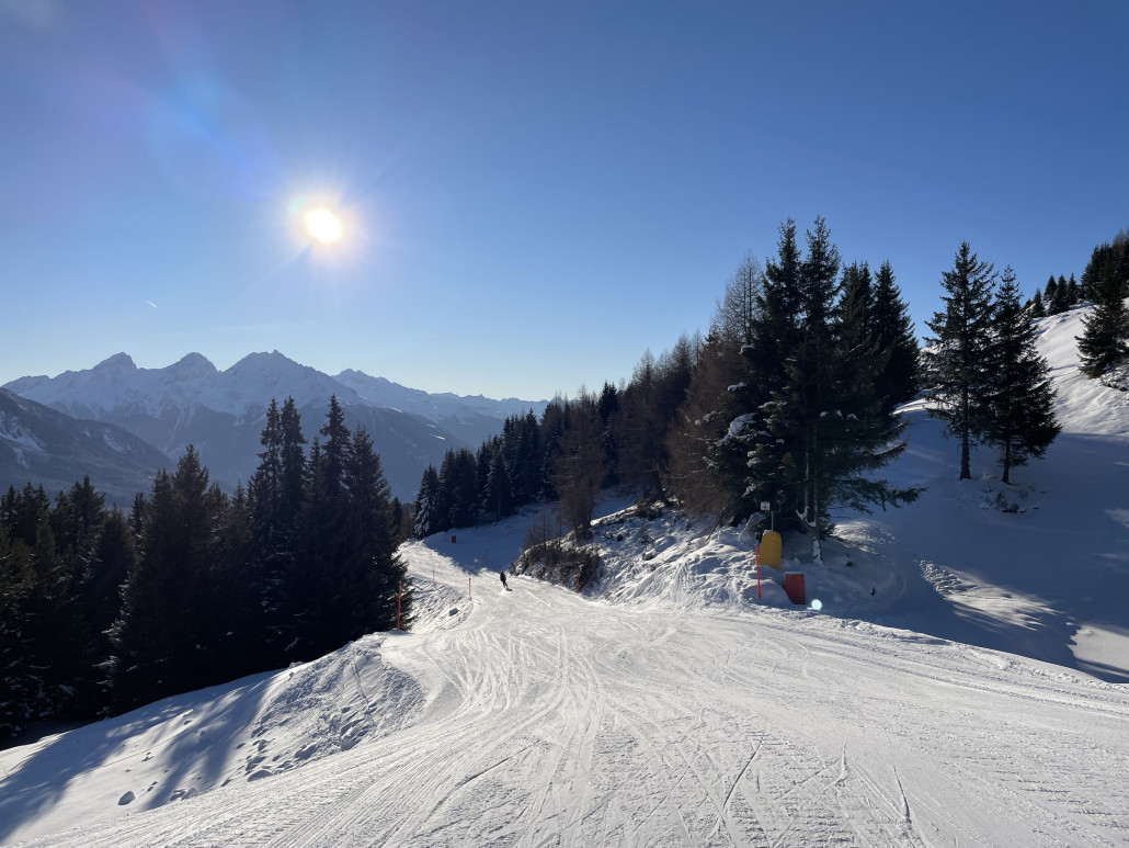 Alp Nova - Tgantieni. Sehr leer. Die meisten Leute stürzten die 42b runter. An beiden Tagen fand dort irgendein Jugendskirennen statt, weshalb es in diesem Bereich voller war als am Lavoz.