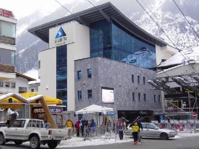 Das ist das neue Verwaltungsgebäude in Ischgl.