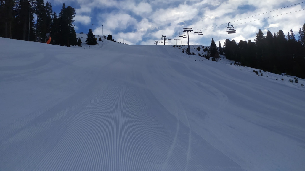 Über die Wellen im Mittelteil ging es wieder sehr gut. Die Pisten waren zu Betriebsbeginn etwas härter als an den Vortagen.