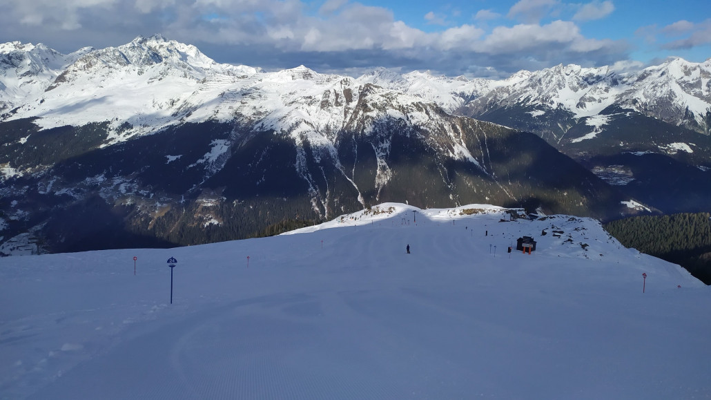 Auf der Verbindungspiste zurück zur Zeinisbahn kommen am unteren Ende ein paar Steine hervor, oben läuft es sehr gut.