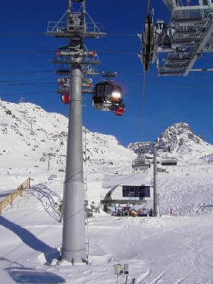 Strecke der Funitel Silvrettabahn und der 6EUB Fimbabahn aus dem 6Bubble Nachtweide. Unten ist die Talstation vom 6Bubble Grat.