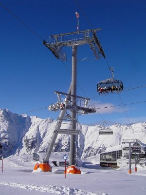 Weltweit einzigartig: kuppelbare 8er Sesselbahn kreuzt kuppelbare 8er Sesselbahn auf einer einzigen Stütze! (8Bubble Idjoch und 8KSB Höllboden).