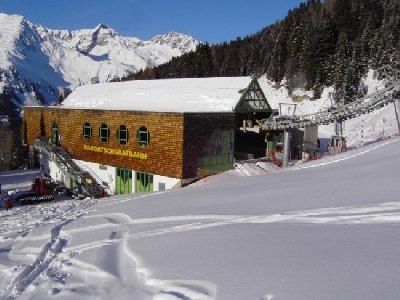Tolles Winterbild!<br />4EUB Pardatschgrat Mittelstation von außen und ein Pistenbully.