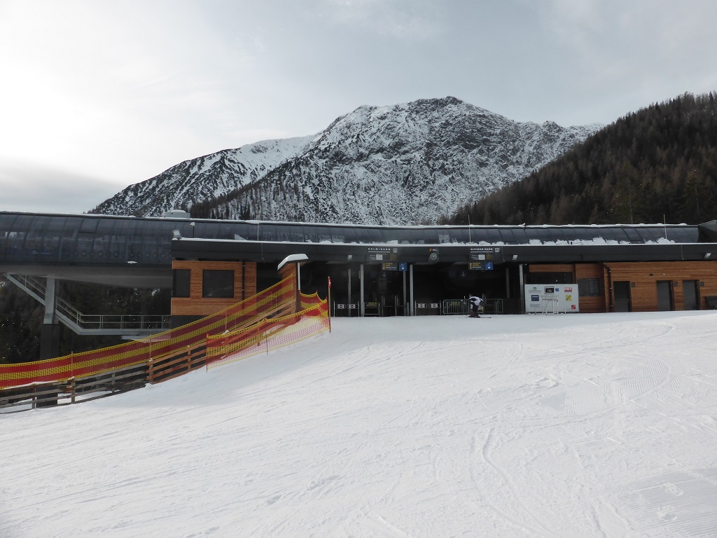 imposante Mittelstation. Gondel fährt hier nicht durch.<br />Man müßte umsteigen (wenn die obere Gondel denn gefahren wäre... :-/