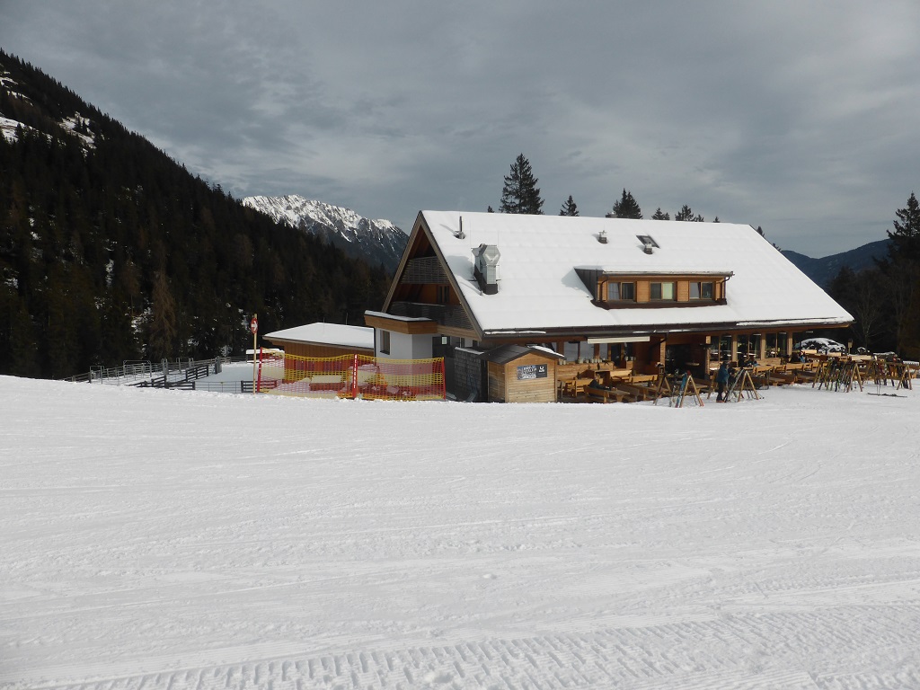 Untermarkter Alm. Neu, hübsch eingerichtet. Ist ja, glaub ich,<br />vor ein paar Jahren mal abgebrannt.