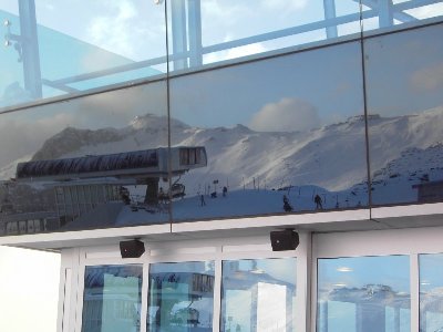 Einfach geil!<br />Die Bergstation des 6Bubble Grat (vorne) sowie des 8Bubble Idjoch (rechts oben) und 6Bubble Greitspitz (halblinks oben) spiegeln sich im Restaurant Pardorama.