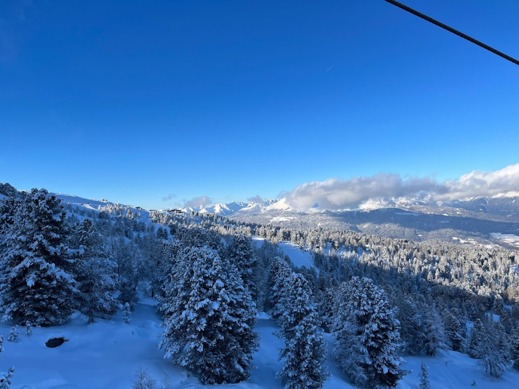 Zuerst muss man links ein Stück abfahren, von dort geht es mit einer weiteren <br />Gondelbahn auf den Kreischberg /10er Gondelbahn Riegleralm/.