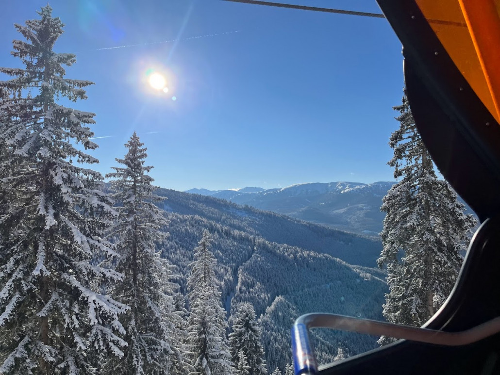 Der westliche Teil des Geländes und ein Blick auf die Turracherhöhe aus dem 6er Sesselbahn Sixpack.<br />Allerdings war die Piste hier oben zu flach, in den mittleren und unteren, steileren Teilen <br />nicht präpariert und seit gestern vom Schnee verweht und von den Skifahrern aufgegraben. Kein Pistenfoto.