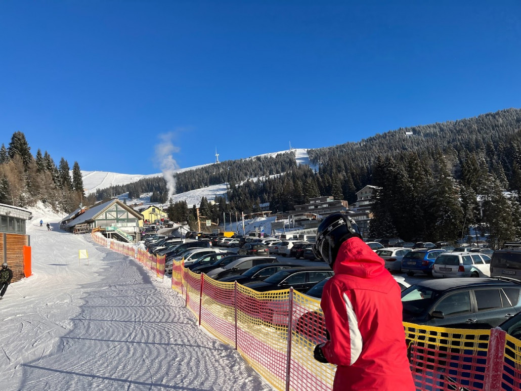 Sonntags ist der Parkplatz am Lachtal voll. Es ist ein schöner wolkenloser Tag.