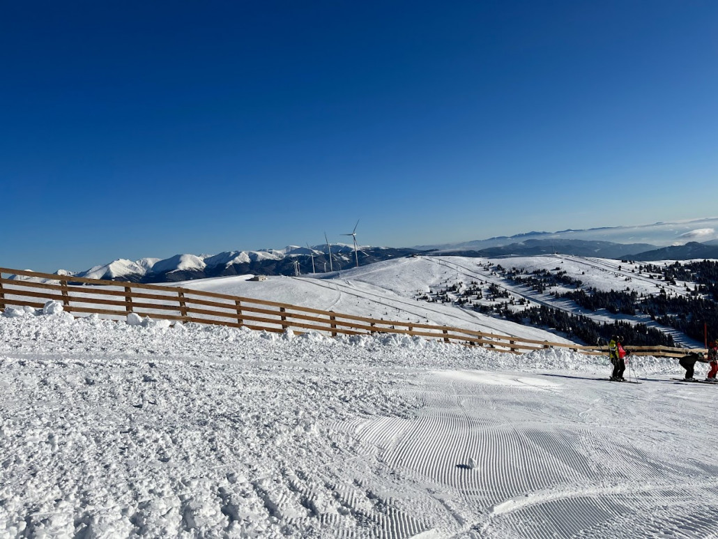 Tauernwindpark und Blick auf die nicht ganz so schnellen roten Pisten.