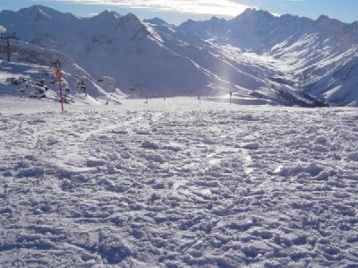 Der Schnee glitzert...Hier auf der Piste vom Pardatschgrat zur Idalp.