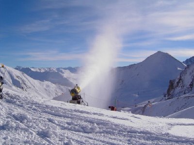 Schneekanone an der Piste 62 auf Samnauner Seite.