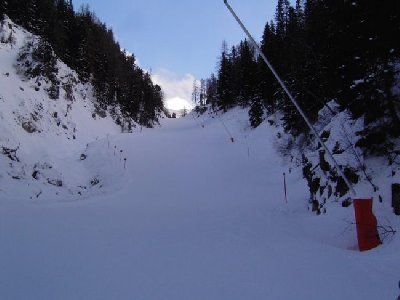 Piste &amp;quot;Stöck&amp;quot; (3) vom Höllboden ins Fimbatal. Super Abfahrt, komplett mit Lanzenbeschneiung. Idyllisch und einsam idurch den Wald - auch das gibt es in Ischgl!