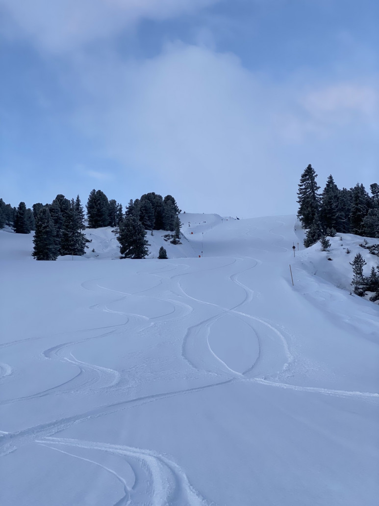 Leichte Neuschneeauflage auf perfekt präparierter Piste!