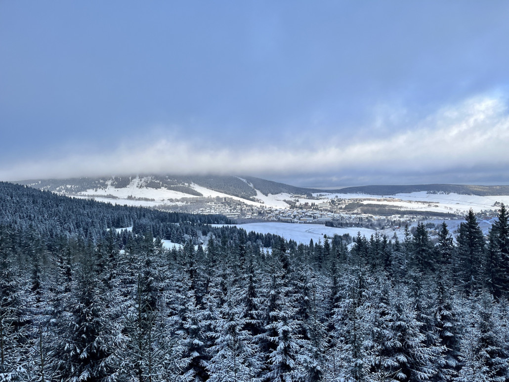 Winterlicher Blick zum Fichtelberg, die Schwebebahn fährt zwar aber kein Skibetrieb nach dem Tauwetter der letzten Tage