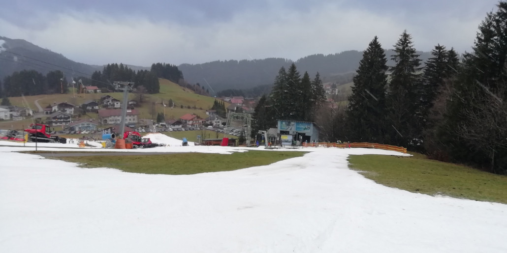 Schmale Zufahrt zum Einstieg Sorgschrofenlift, war gegen Mittag teils bis aufs Gras runtergerutscht aber immerhin ohne Steine