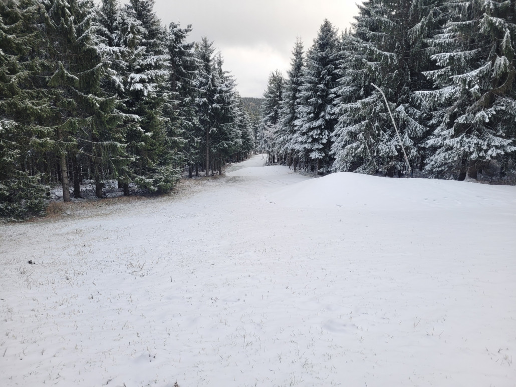 Piste 9 Unterer Abschnitt, mit Schneedepots