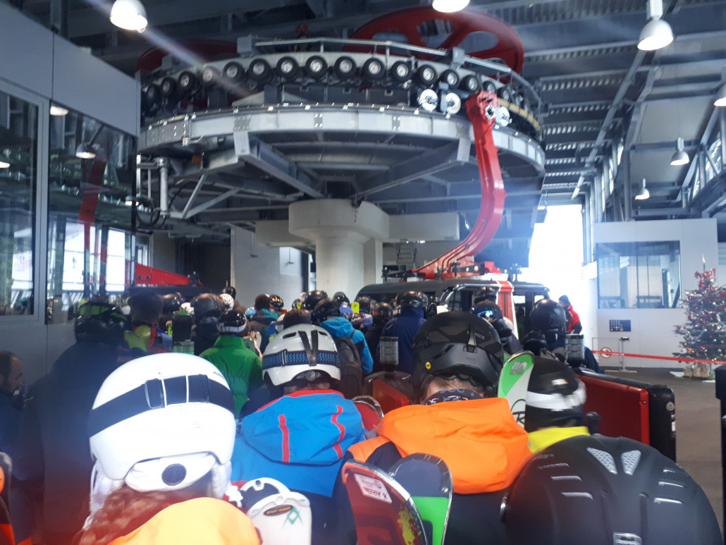 Kurz vor 9 Uhr etwa 5 bis 10 Minuten anstehen.