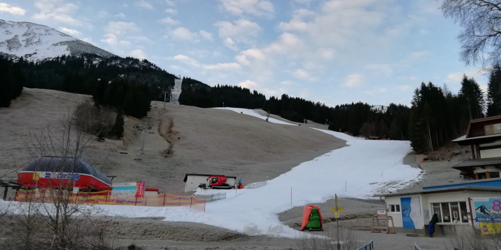 4KSB Rohnenspitzbahn mit schmaler FIS Abfahrt, auch hier 100% Kunstschnee