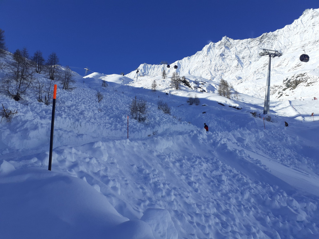Lawine auf der 13 Weisse Perle, die bis auf die Piste 11a hinunterging. Vermutlich am Samstag gesprengt. Die Weisse Perle wird daher wohl noch lange Zeit nicht geöffnet werden