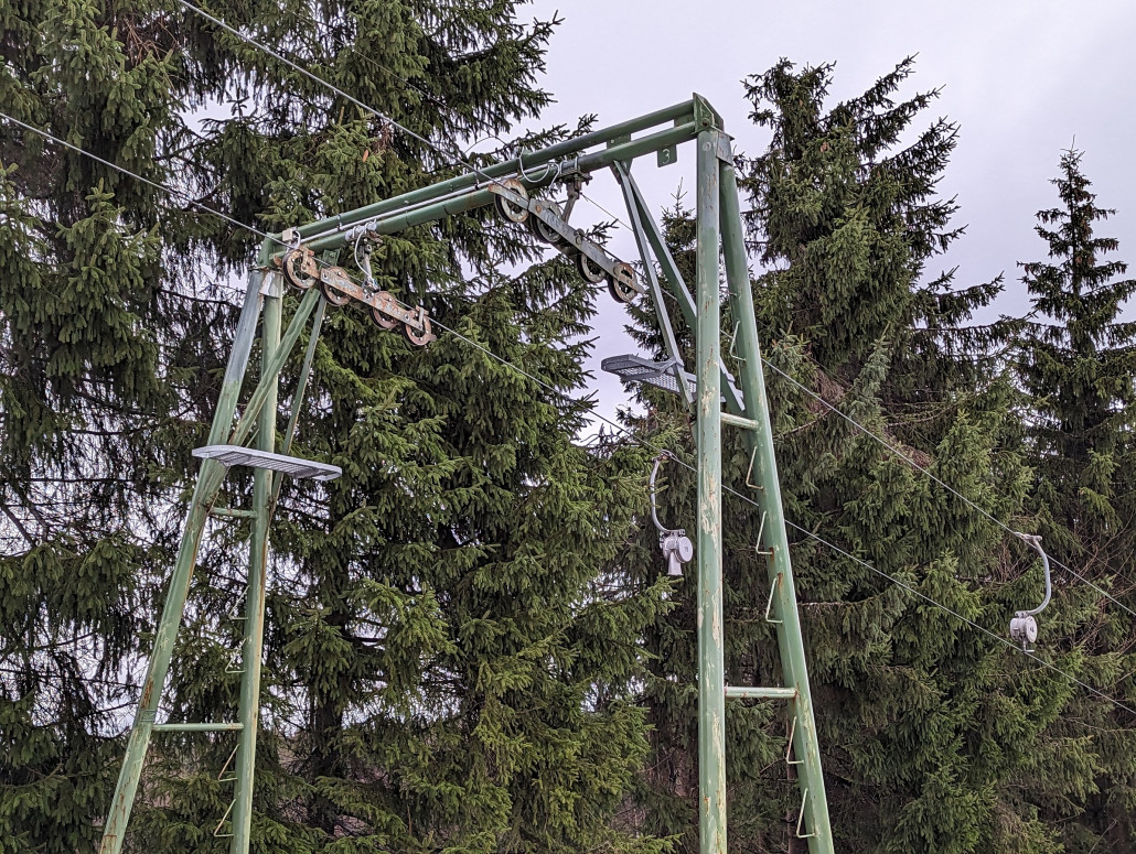 Auf den Bremberg SL sind wohl Bäume gefallen, an 2 Stützen war das Seile entgleist.