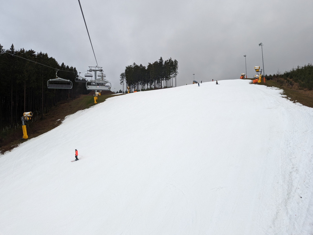 Sürenberg sehr breit und oben nur die Landalseite offen.