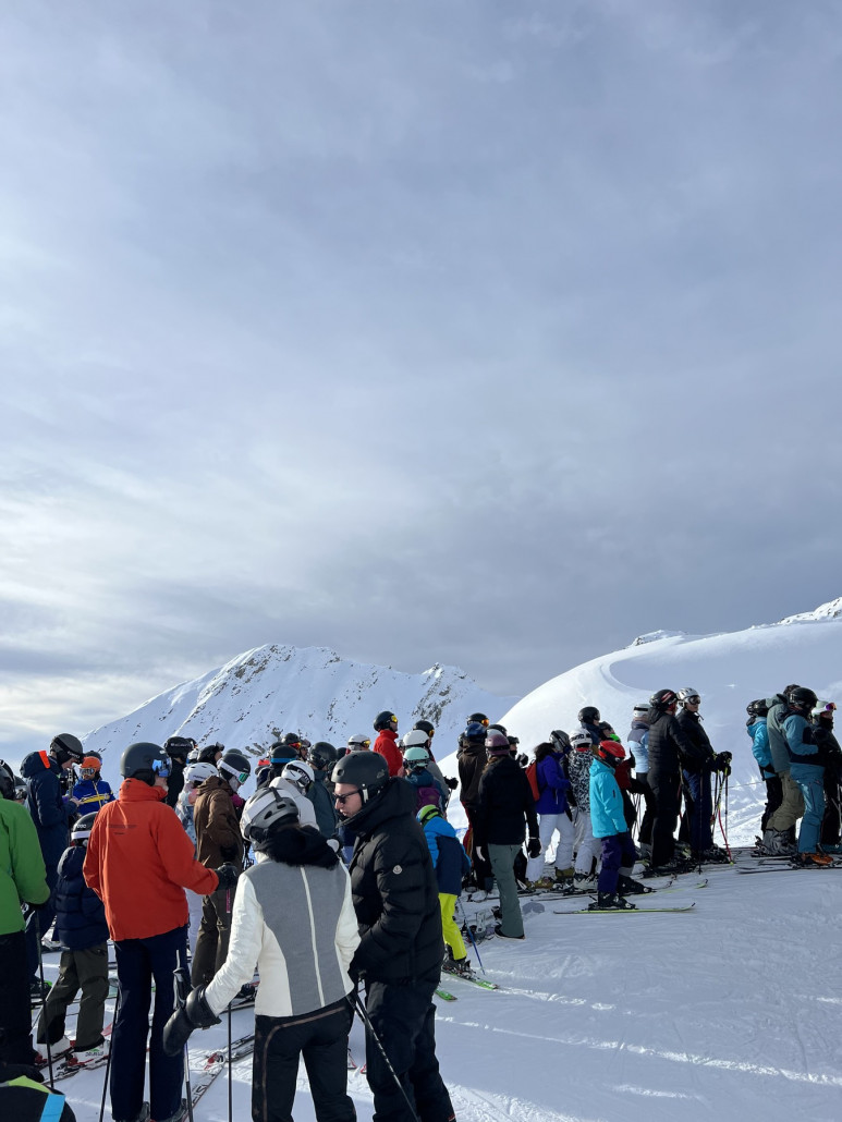 Die Schlange ging noch weiter nach hinten und es hat wirklich gedauert…