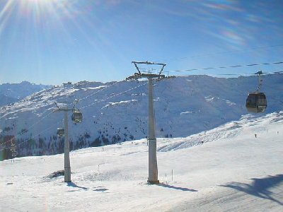 Arena-Express kurz vor der Einfahrt in die Bergstation Nagens; Crap Sogn Gion im Hintergrund