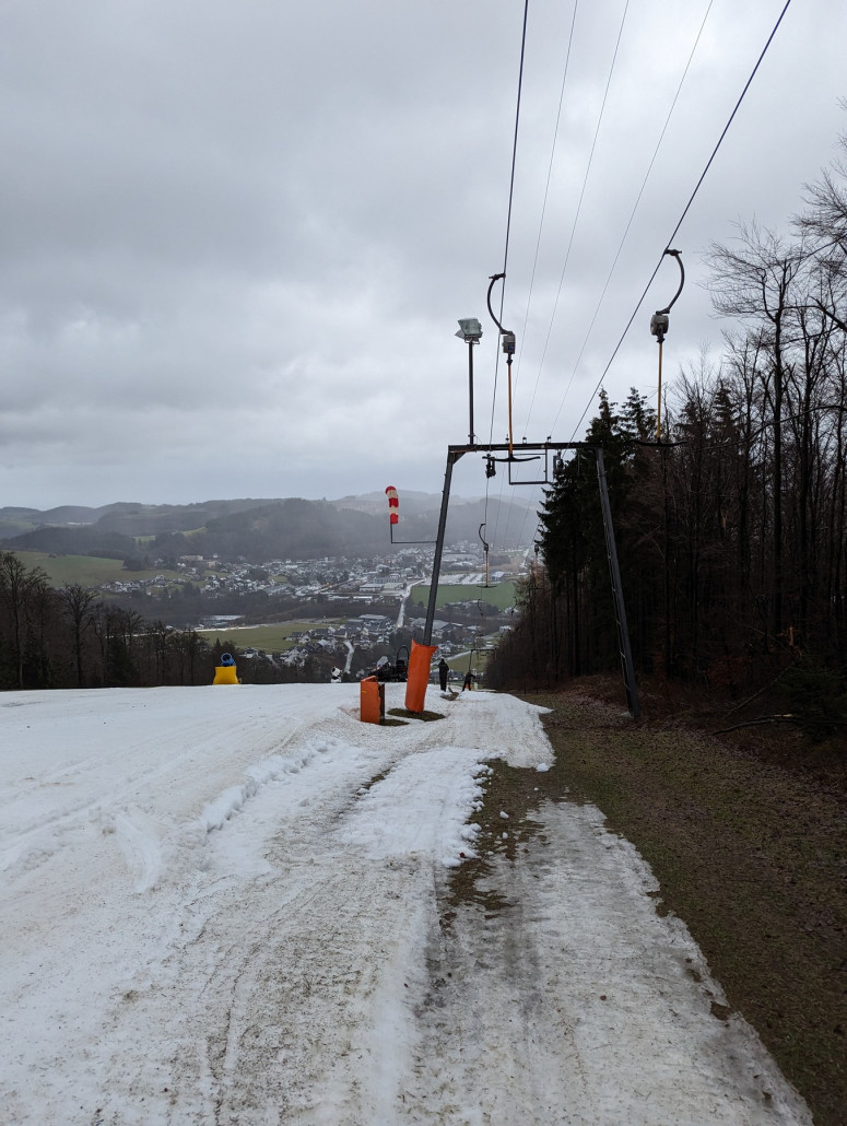 2 Leute waren einige Zeit mit dem Schüppen beschäftigt.