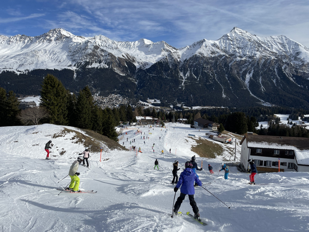 Wenig Schnee, dafür viele Leute: Etwa so könnte eine Überschrift für dieses Bild lauten. Am Sessellift Scalottas gibt es übrigens im Moment sehr geringe Wartezeiten.