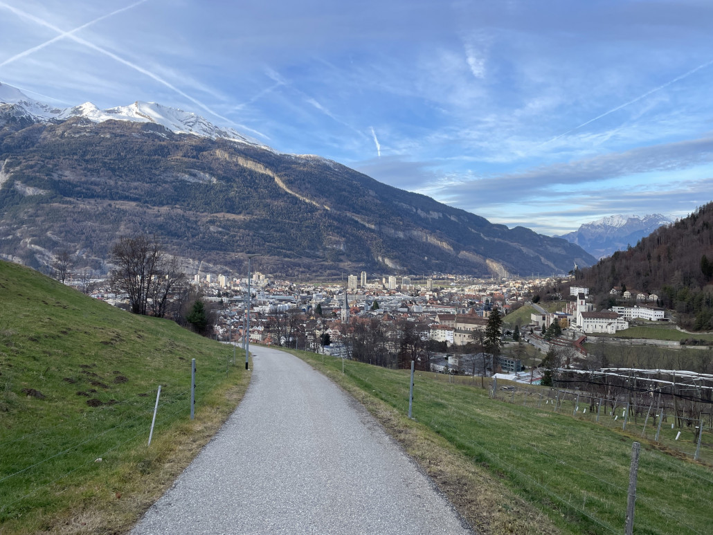 Am Morgen hatten wir überhaupt keine Motivation, um auf die Piste zu gehen - folglich verbrachten wir den Dienstag in Chur. Schon lange wollte ich einmal beim Araschgerrank aus dem Bus aussteigen und von dort in die Stadt herunterlaufen. Diese Woche war es dann tatsächlich so weit. Auf dem steilen Weg eröffnen sich einem schöne Blicke über die Dächer des Bündner Regierungssitzes.