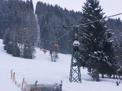 Zeigt zwar das gleiche Motiv wie bei k2k, aber die neonfarbigen Skikurskinder schauen nett aus.