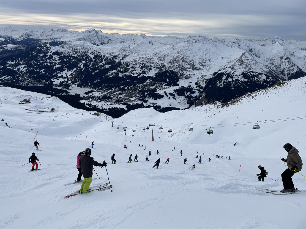 Menschenauflauf am Urdenfürggli. Auffällig ist, wie viele Leute mit den aktuellen Verhältnissen überfordert sind. Ich beobachte auf der Lenzerheide eine "Österreichisierung des Wintersports": Vermehrt Leute, die quer auf der Piste stehen/liegen, die Skis irgendwo ausziehen und kreuz und quer nach unten wandern. Solche Szenen kannte ich bis vor einigen Jahren mehrheitlich aus Serfaus oder Ischgl, mittlerweile lässt sich das hier relativ häufig beobachten.