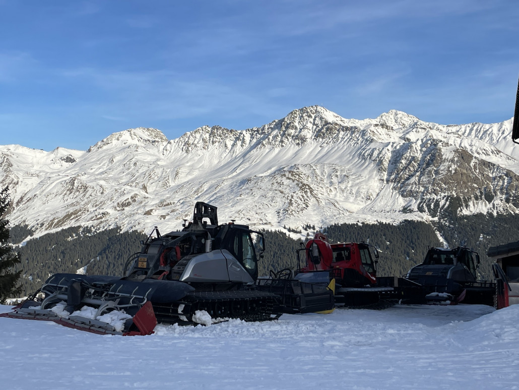 Früher parkten bei der Alp Nova oft Pistenfahrzeuge, dann lange nicht mehr. Aus irgendeinem Grund stehen in dieser Saison hier wieder regelmässig Fahrzeuge.